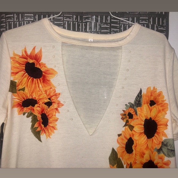 Sunflower Blouse 🌻 - Picture 3 of 10